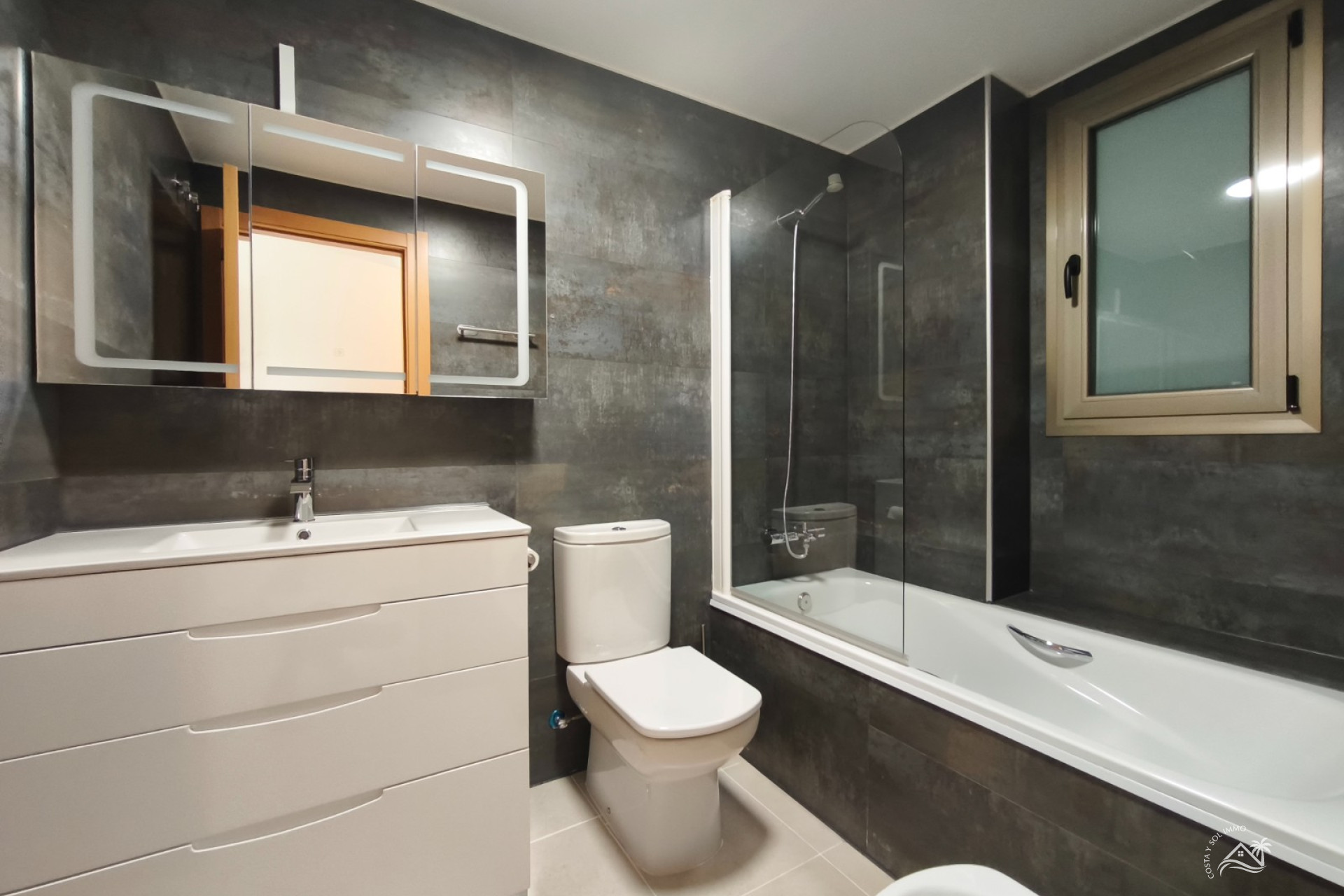 Herverkoop - Appartement / flat -
